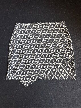 H&M Black and White Houndstooth Mini Skirt